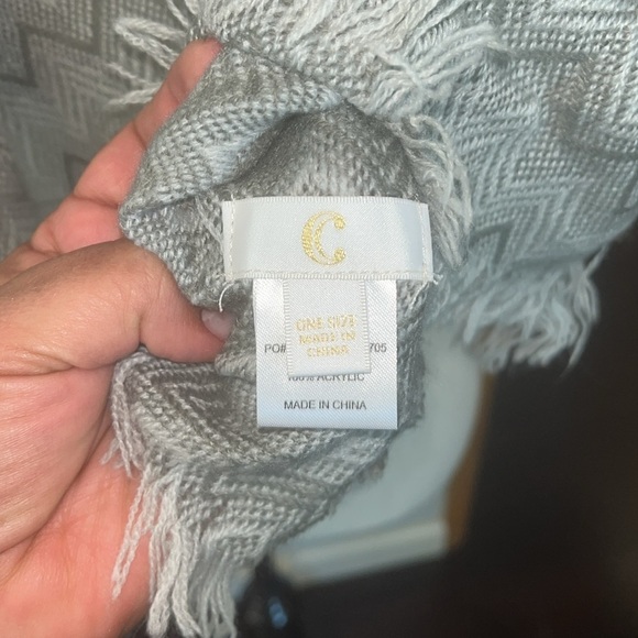 “C” Grey & White Zigzag Chevron Light  Scarf with fringe. - Picture 4 of 4